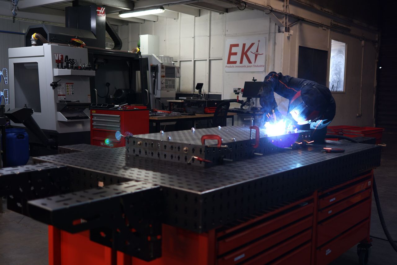 Soudeur à l'œuvre sur une table de soudure EKI® dans l'atelier de Metz